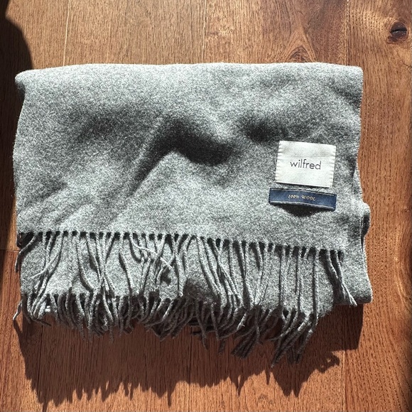 Aritzia Wilfred Grey Fringed Blanket Scarf - Picture 6 of 7